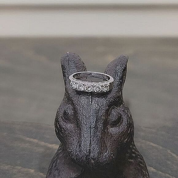 Vtg Avon five-stone clear rhinestone silver tone ring - Picture 2 of 10